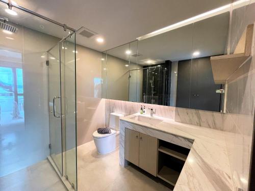Koupelna v ubytování Panora Deluxe sea view apartment by Lofty