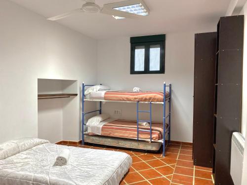 Habitación con 2 literas en una habitación en Las maravillas de Manuel By Solymar Holiday, en Málaga