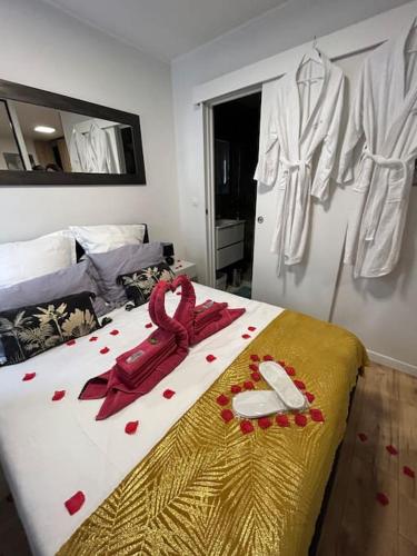 een slaapkamer met een bed met rode harten erop bij Love Room à Cannes - Appartement 25m2 pour 2 personnes avec un jacuzzi Privé in Cannes
