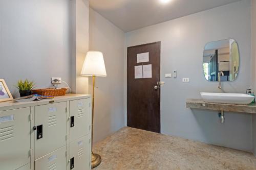 Hip Hostel - SHA Plus في شاطيء باتونغ: حمام مع حوض ومرآة