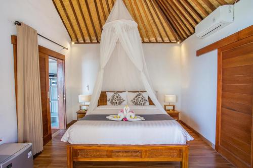 En eller flere senge i et værelse på Nusa Veranda Sunset Villas & Restaurant