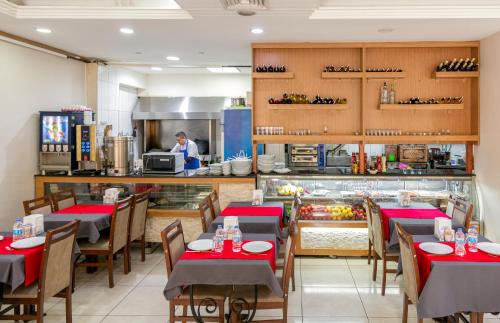 um restaurante com mesas e um chef na cozinha em The Center Hotel em Istambul