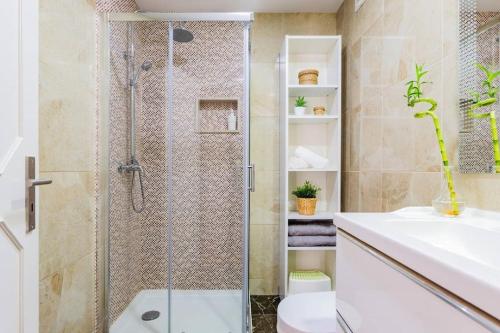 W łazience znajduje się prysznic, toaleta i umywalka. w obiekcie Apartamento Lar doce Lar Porto w mieście Vila Nova de Gaia