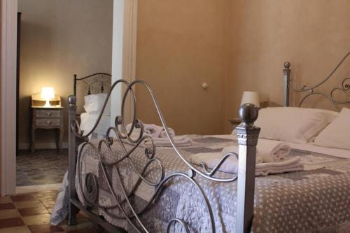 Notobarocco في نوتو: غرفة نوم بسرير مع اطار معدني