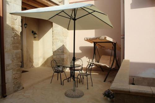 Notobarocco في نوتو: طاولة وكراسي تحت مظلة على الفناء