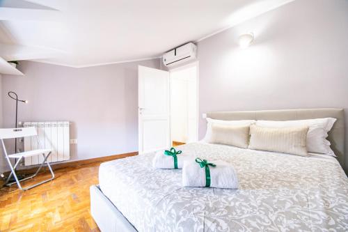um quarto branco com uma cama grande e 2 caixas. em Penthouse in the heart of the city center em Roma