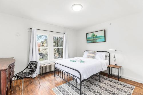 A bed or beds in a room at North End Treasure, beautiful 2 bedroom apartment