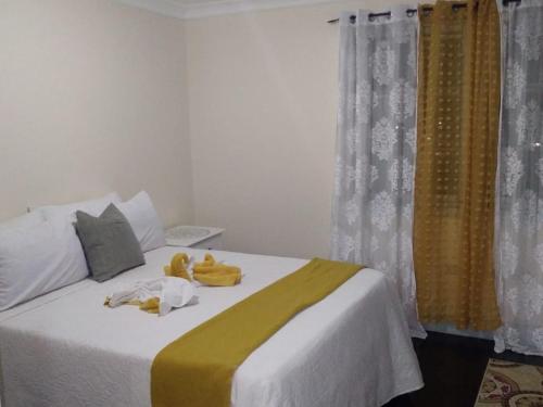 ein Schlafzimmer mit einem Bett mit einem Teddybär drauf in der Unterkunft 2bed apt with 24hr Security* in Kingston