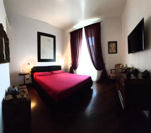 ein Schlafzimmer mit einem roten Bett und einem Fenster in der Unterkunft La mia casa al @Pigneto in Rom