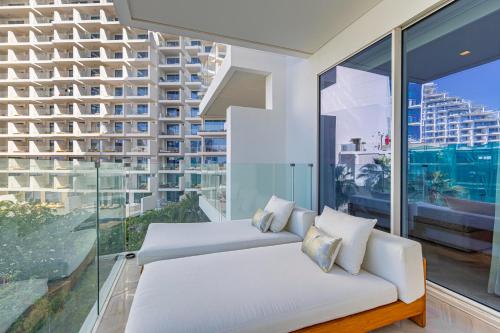 1 dormitorio con cama blanca y ventana grande en Lavish Sea View 2BR with M at Five Palm en Dubái