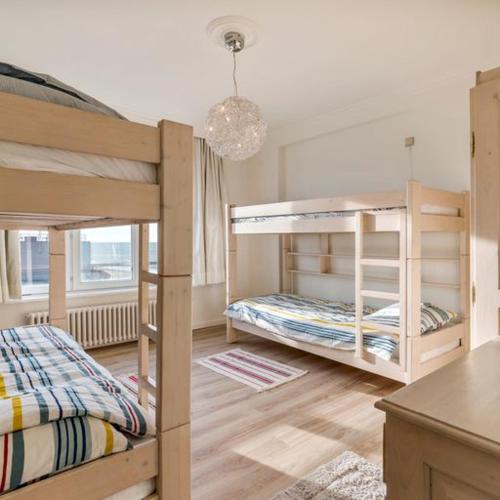 Giường tầng trong phòng chung tại Uniek Zeezicht nabij Casino - garage available