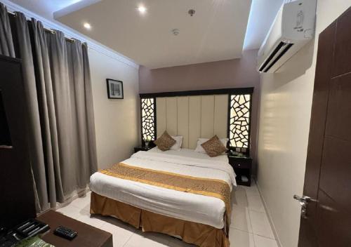 نجمة الحمراء في جدة: غرفة نوم بسرير كبير ونافذة