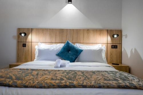 Una cama o camas en una habitación de Karam City Hotel