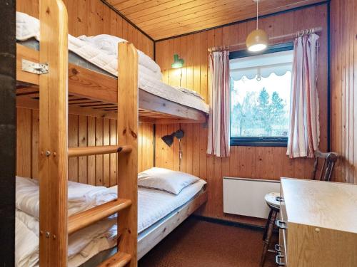 HalsにあるThree-Bedroom Holiday home in Hals 11の二段ベッド2組が備わるキャビン内の二段ベッド1台分です。