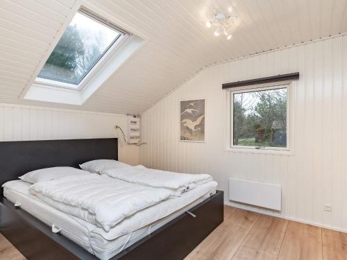 een slaapkamer met een groot bed op zolder bij Holiday home Hals CXXXI in Hals