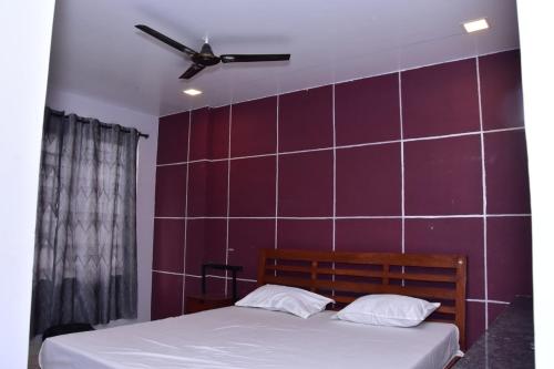 um quarto com uma cama e uma ventoinha de tecto em CHANDRA ROYAL RESIDENCY em Vellore
