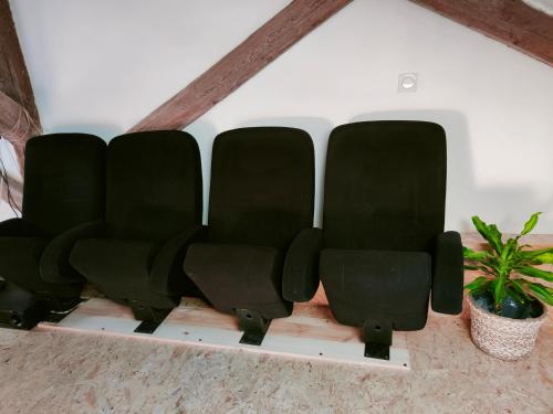 a row of green chairs in a room at Dans les étoiles in Cuttura