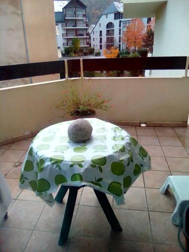 a table with a cushion on top of a balcony at st lary bien vivre skis randonnée in Saint-Lary-Soulan