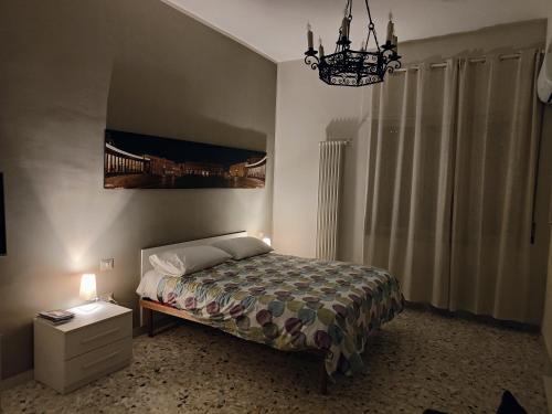 ナポリにあるLa Dimora dell'Avvocatoのベッドルーム1室(ベッド1台、シャンデリア付)