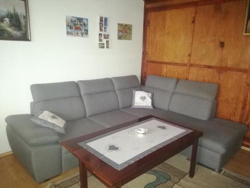 Posezení v ubytování Apartament nad szumiącym potokiem