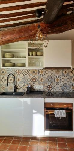 une cuisine avec un évier et un plan de travail dans l'établissement Les toits de Mignet, à Aix-en-Provence