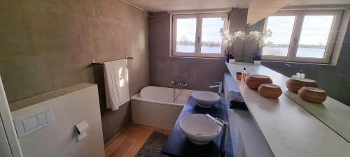 ein Badezimmer mit einer Badewanne, einem WC und einem Waschbecken in der Unterkunft Cozy house at the lake in Nazareth