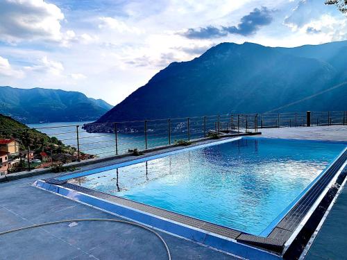 een groot zwembad met uitzicht op een berg bij Art Vista Lake Como in Nesso