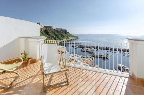 ein Balkon mit Blick aufs Wasser in der Unterkunft TORRETTA CORRICELLA- Punta dei Monaci in Procida