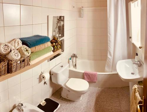 uma casa de banho com um WC, um lavatório e uma banheira em Casa Tuca em Candanchú