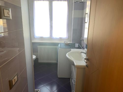 A bathroom at Angeli Dolomiti House2