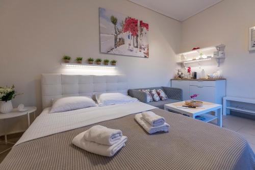 1 dormitorio con 1 cama grande y toallas. en Athens Acropolis House, en Atenas