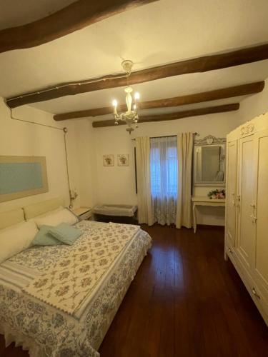 1 dormitorio con 1 cama, vestidor y ventana en Casa Vacanze "Un sogno nel Blu'" en Baunei