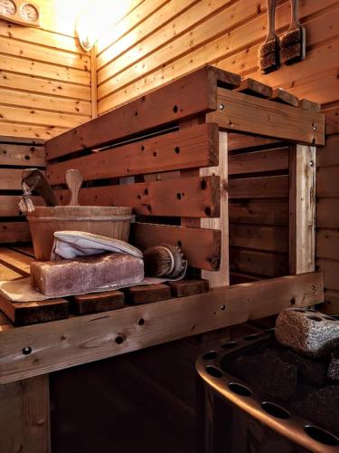 Una cabaña de madera con una estufa en una habitación. en Apartmány Červený Dvůr, en Chvalšiny