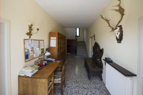 a hallway with a desk and a chair in a room at Casa Sincielli in Caorle