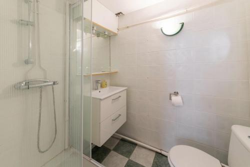 a bathroom with a shower and a toilet and a sink at Appar Quartier Calm Coeur de Ville in Agen