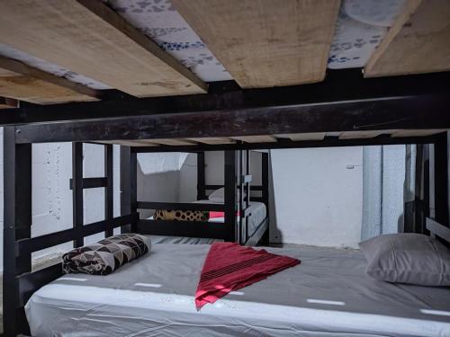 سرير أو أسرّة في غرفة في Calvary house