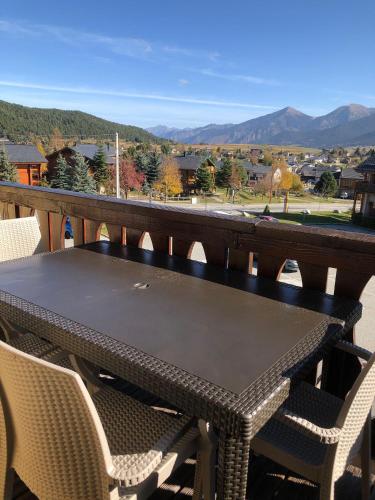 a table and chairs on a balcony with a view at Appartement tout confort - Belle vue sur le Cambre d'Aze in Bolquere Pyrenees 2000