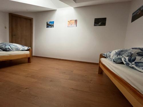 um quarto com duas camas e pinturas na parede em Apartmán U Póla em Zdíkov