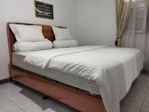Ένα ή περισσότερα κρεβάτια σε δωμάτιο στο Balqis Homestay Syariah I Pasar Aur Kuning