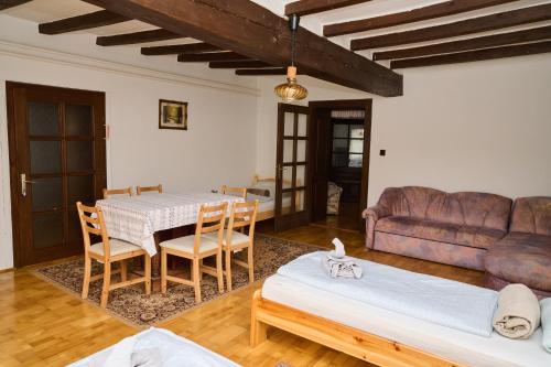 a living room with a table and a couch at Kölcsey Vendégház in Hódmezővásárhely