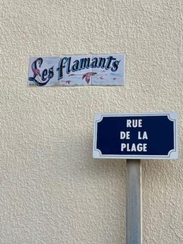 un panneau bleu sur un mur avec arue de la place dans l'établissement Carnon Plage, appart 4 pers 150m de la mer, à Mauguio