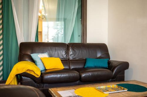 Uma área de estar em Appartement confortable rénové proche centre-ville