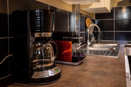 a blender sitting on a counter in a kitchen at Appartement confortable rénové proche centre-ville in Chambéry