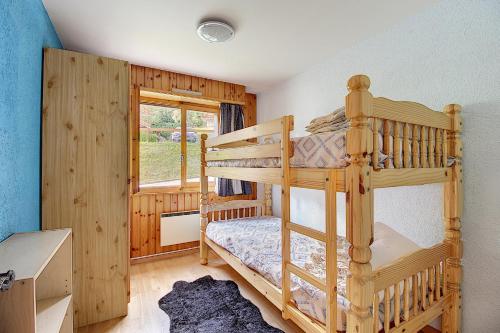 - une chambre avec 2 lits superposés dans une cabine dans l'établissement 4 Valleys- Charming apartment 6 people 150m from the gondolas, à Nendaz