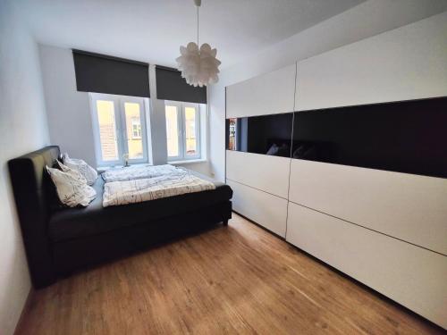 een slaapkamer met een bed en een grote dressoir bij Neu sanierte Wohnung mit Balkon und Stellplatz in Erfurt