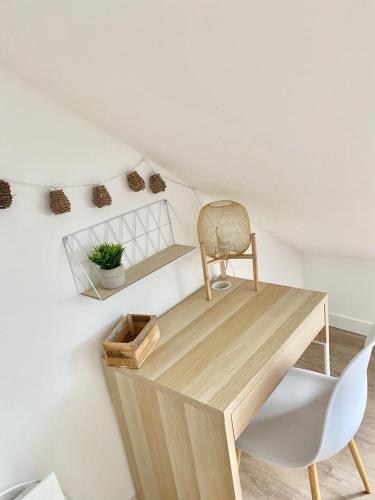 - un bureau et une chaise dans la chambre dans l'établissement Studios charmants cosy à 5 minutes du centre-ville, à Bourges