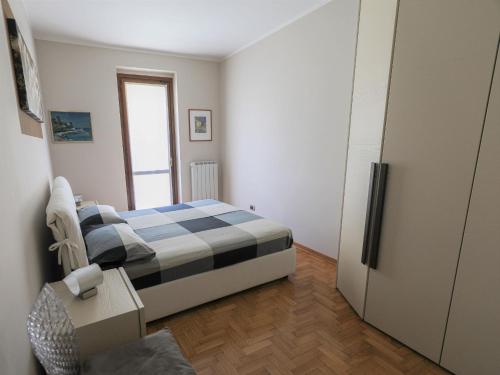 ヴェールにあるGuest House Felice - VDA Verrès 0008の小さなベッドルーム(ベッド1台、窓付)