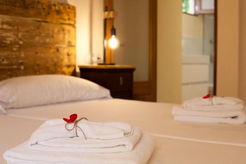 dos toallas sentadas encima de una cama en Finca Son Sureda Agroturismo, en Manacor