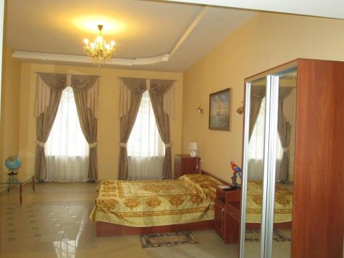 Odessa的住宿－麗瑟里爾斯基公寓，一间卧室配有两张床和吊灯。