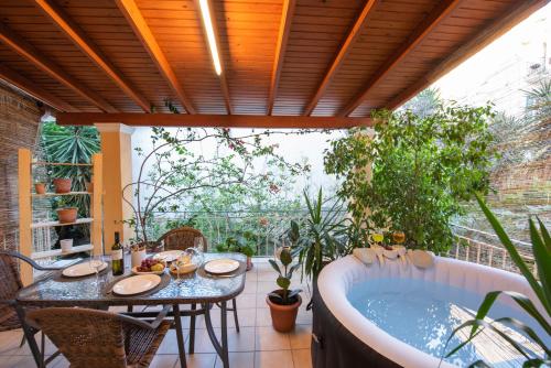 Luxury katrinas apartment with outdoor jacuzzi